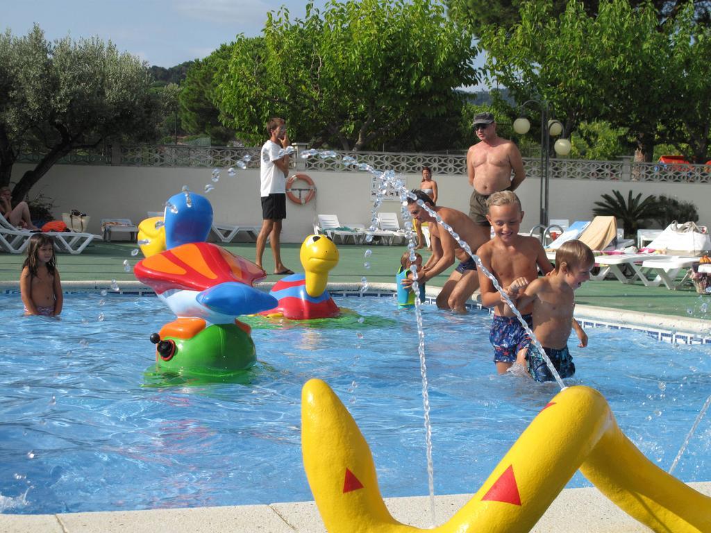 Camping Roca Grossa Calella Bagian luar foto