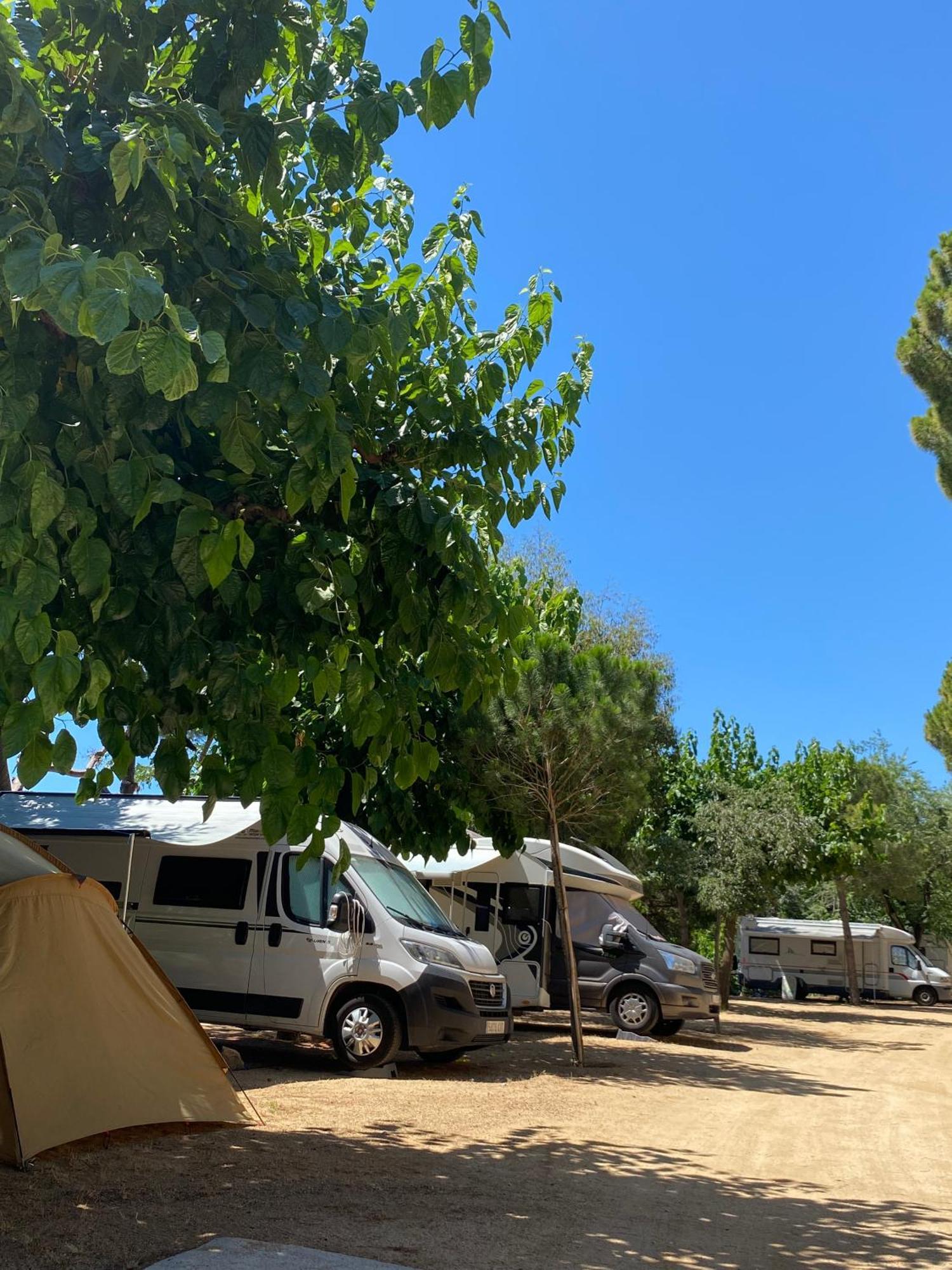 Camping Roca Grossa Calella Bagian luar foto